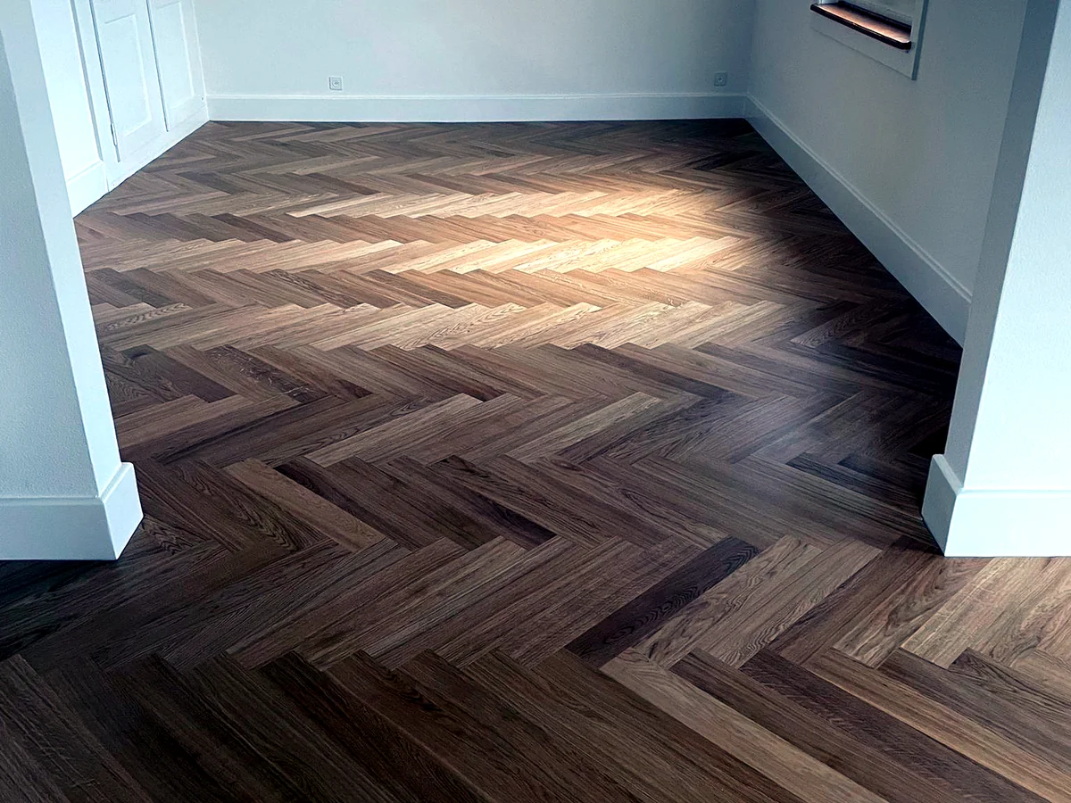 Fischgratparkett in einem hellen Wohnraum