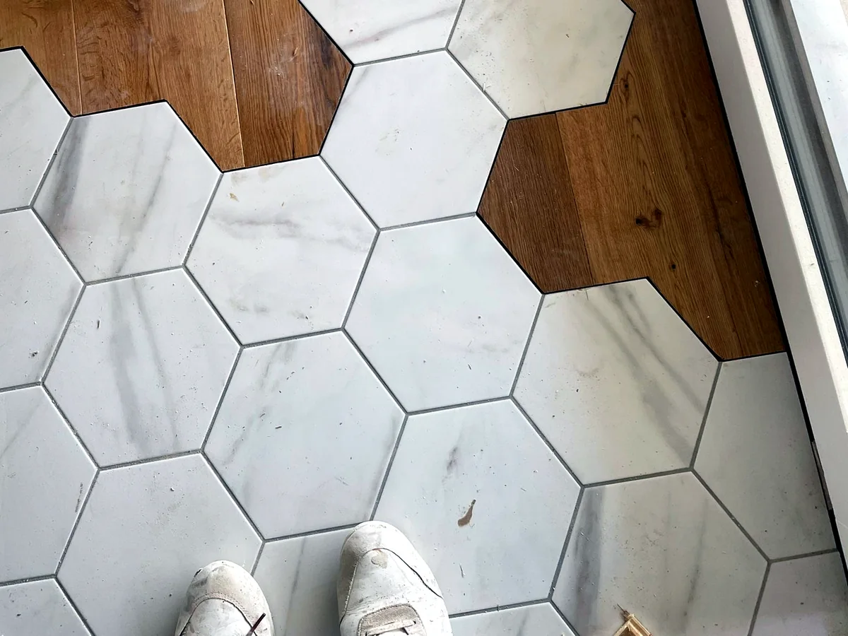 Exakter Anschluss zwischen Parkett und sechseckigen Platten