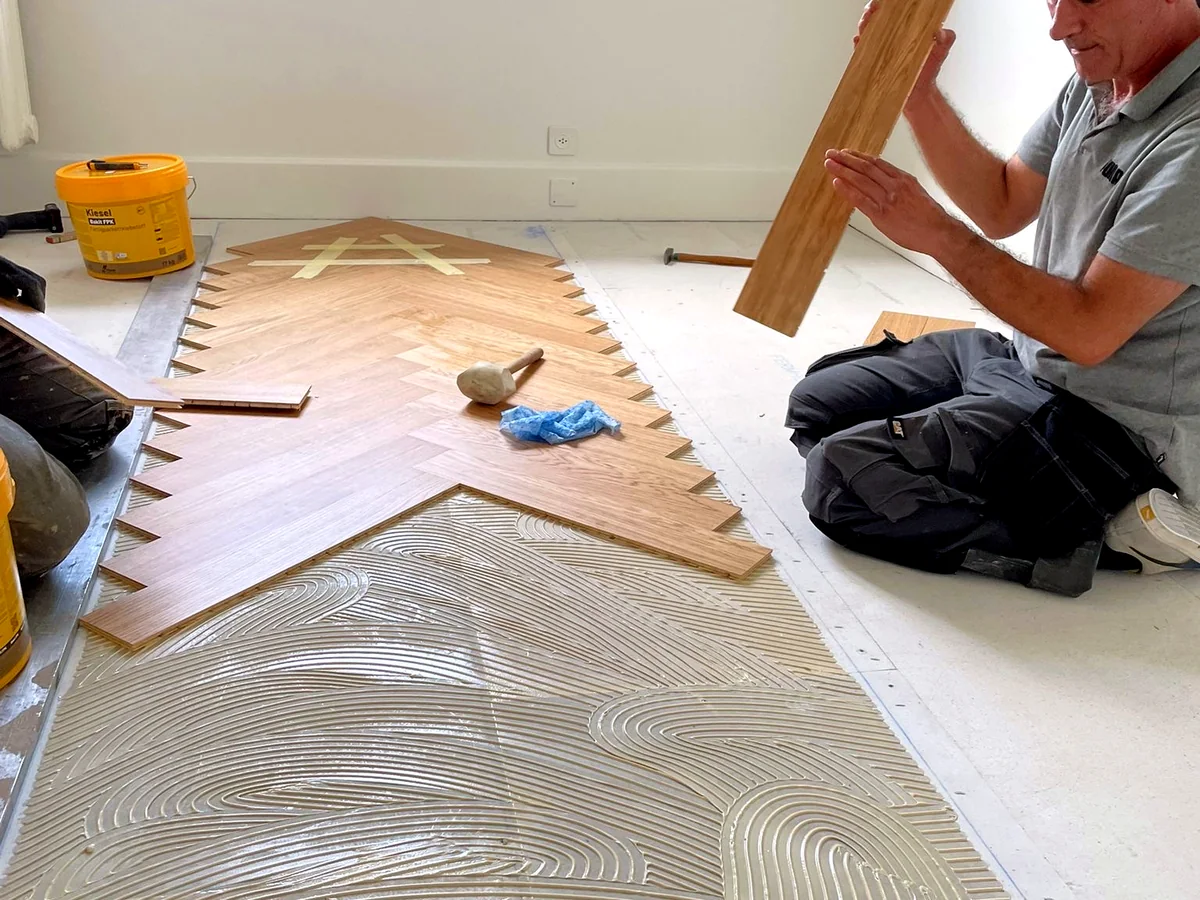 Parkett wird während der Verlegung ausgerichtet